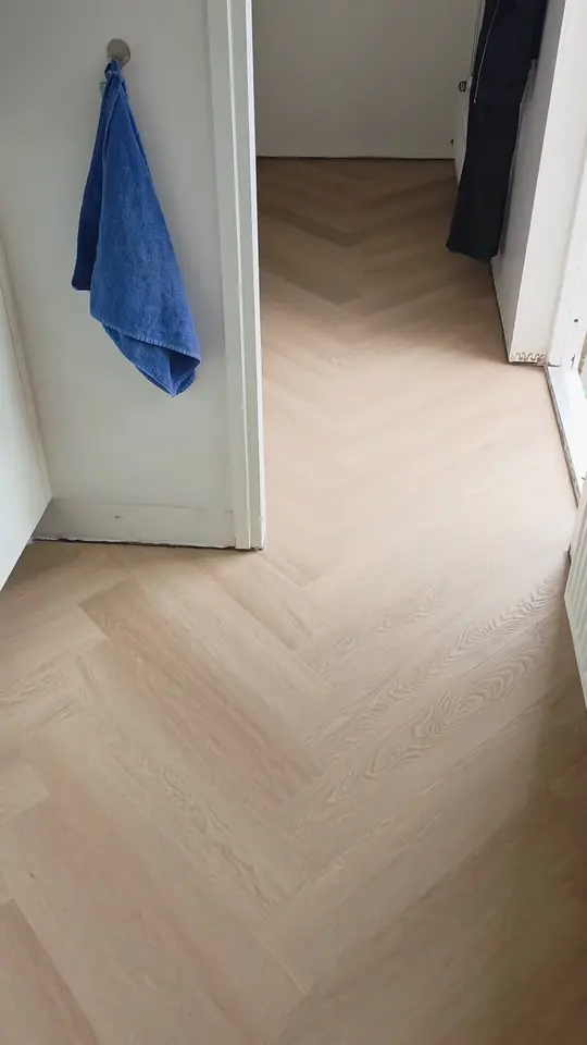 Lichte visgraatvloer in een hal
