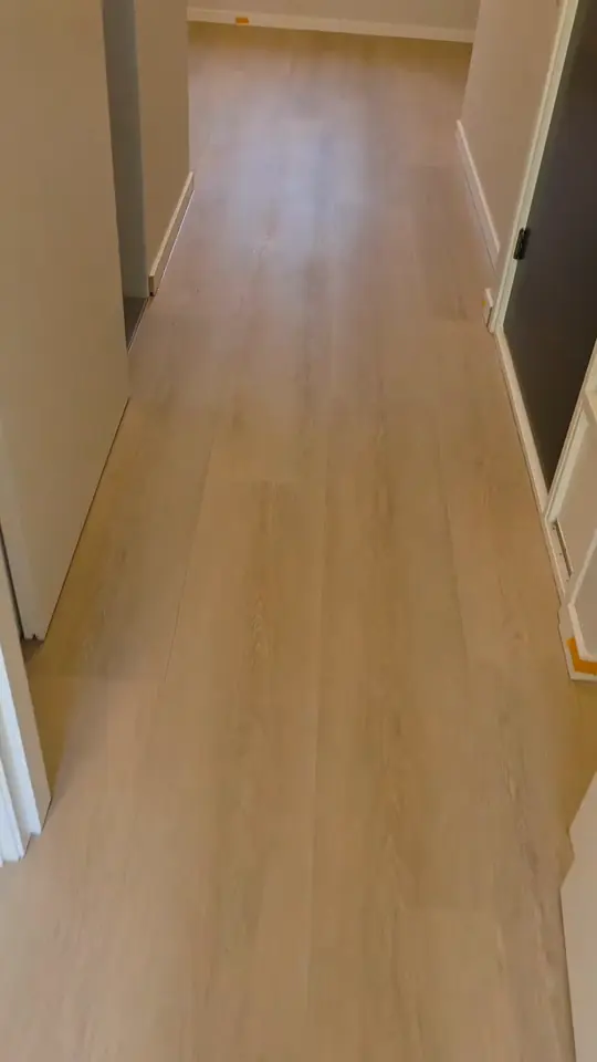 Rechte PVC-planken in een gang