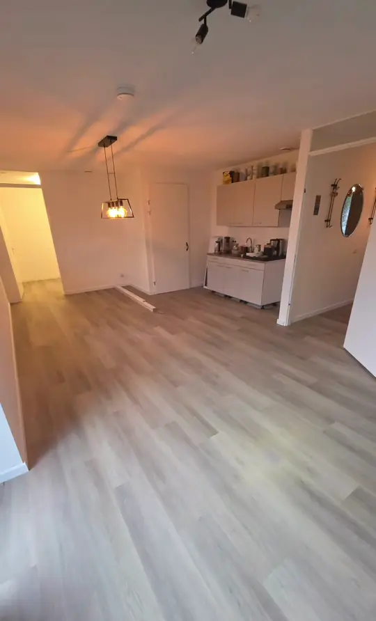 PVC-vloer in een woonkamer met open keuken
