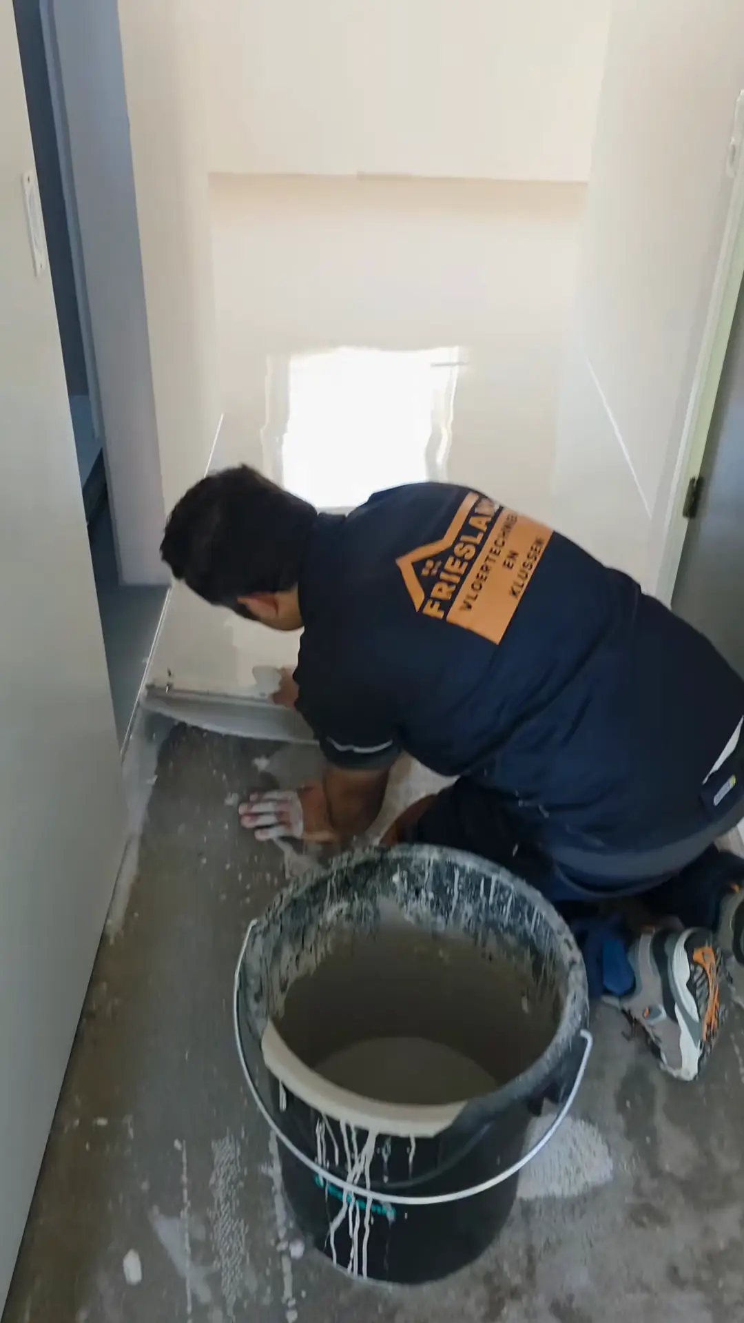 Vakman van Friesland Vloertechniek werkt egaline af