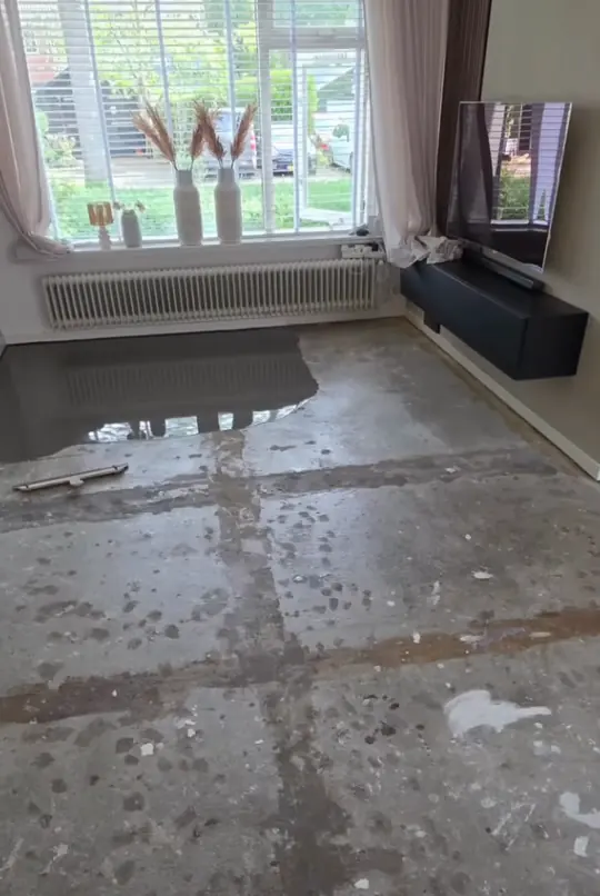Ongelijke betonvloer met lijmresten